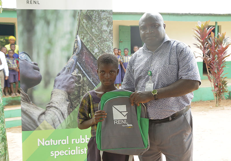 Remise de kits scolaires à Rapides-Grah